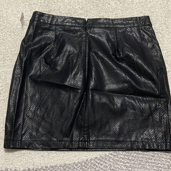 NWT- Stella Luce - L. Animal Print Mini Skirt - Picture 2 of 10